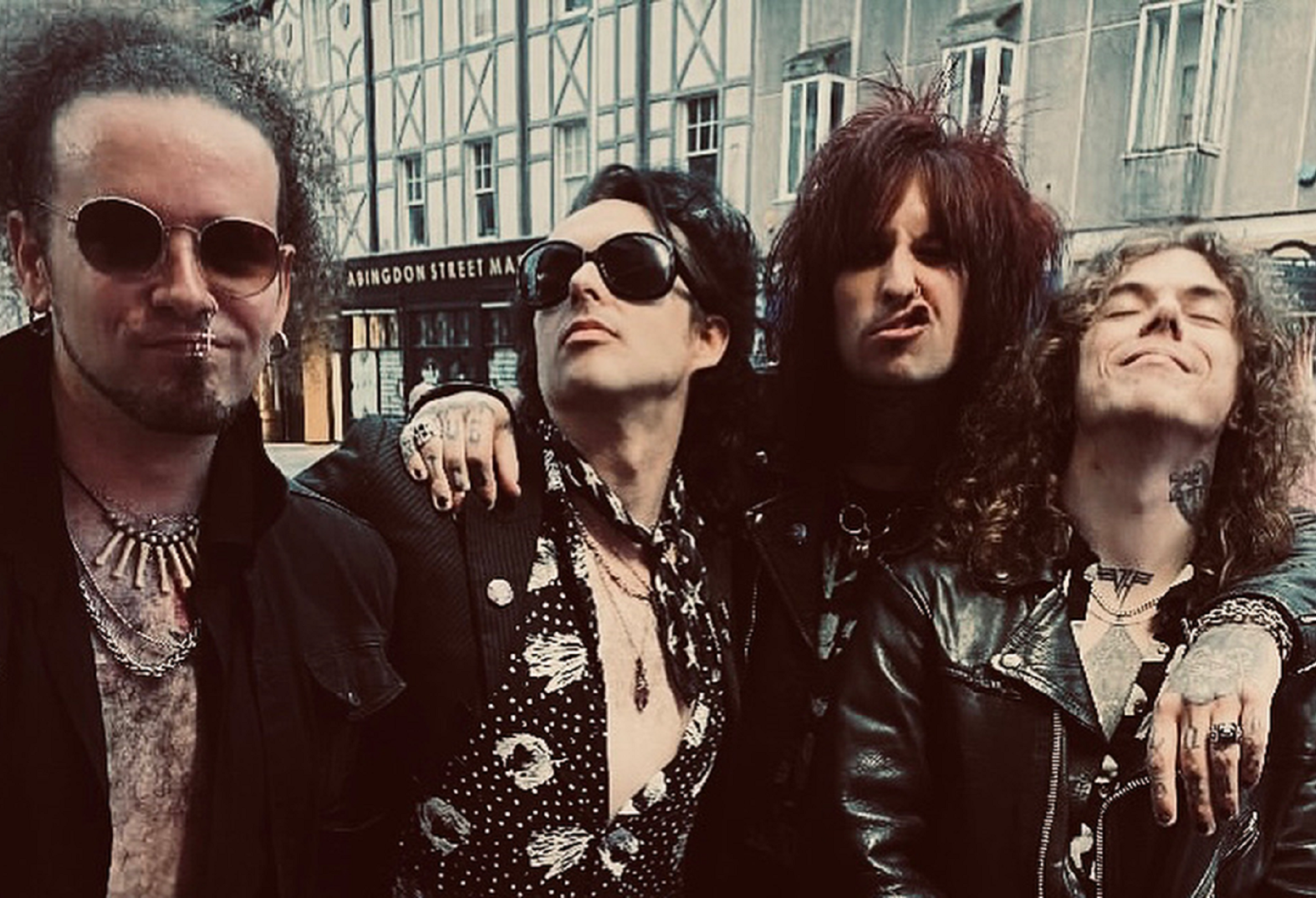 Continental Lovers | Connection